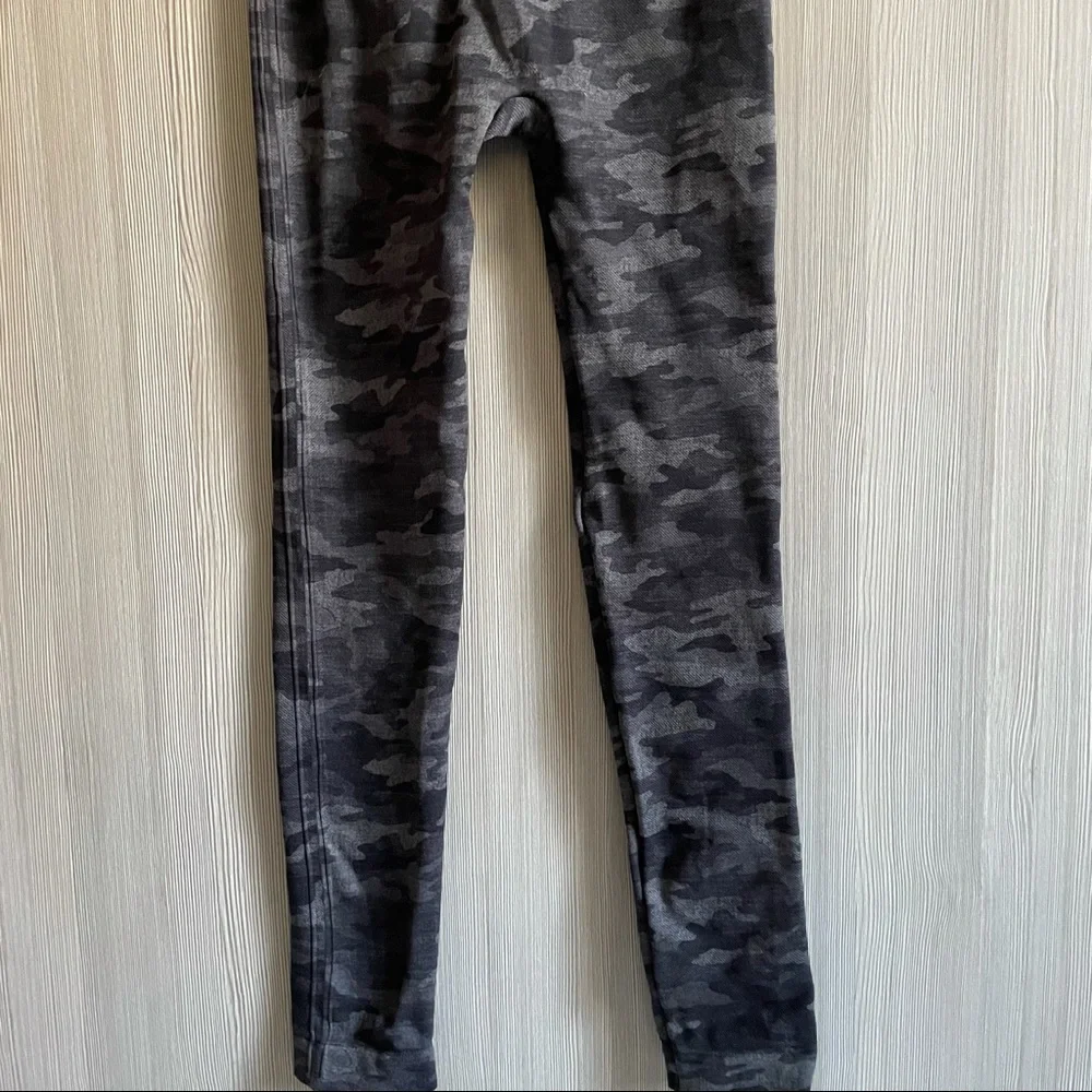NWT SPANX Look at Me Now Seamless Camo Leggings Size: small (2-4)